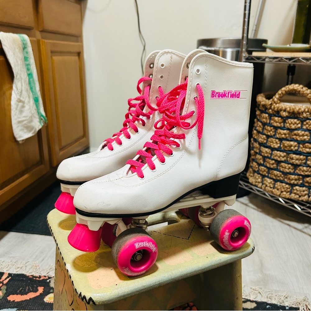 Brookfield rollerskates w knee and wrist pads